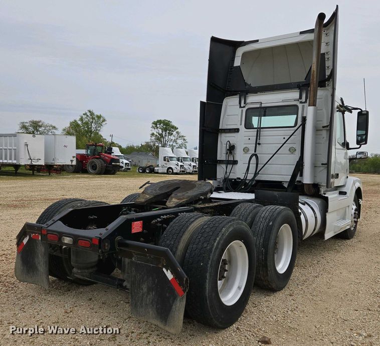 image for item EJ7478 2017 Volvo VNL semi truck