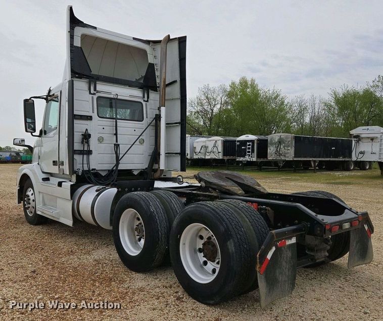 image for item EJ7478 2017 Volvo VNL semi truck