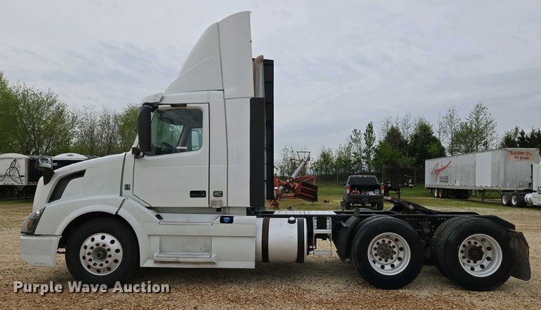 image for item EJ7478 2017 Volvo VNL semi truck