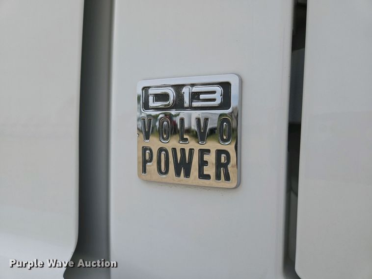 image for item EJ7478 2017 Volvo VNL semi truck