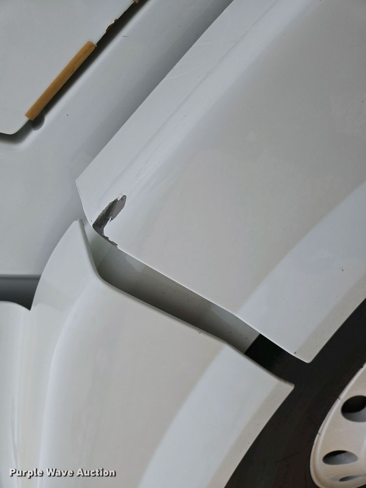 image for item EJ7478 2017 Volvo VNL semi truck