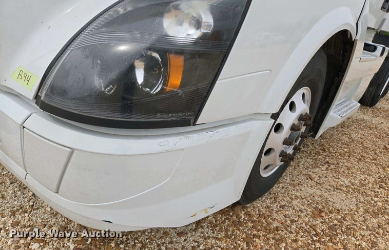 image for item EJ7478 2017 Volvo VNL semi truck