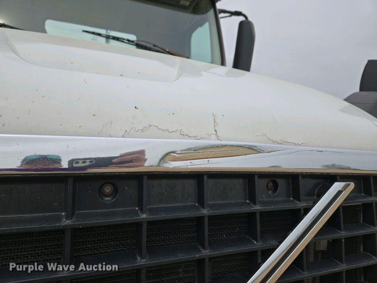 image for item EJ7478 2017 Volvo VNL semi truck