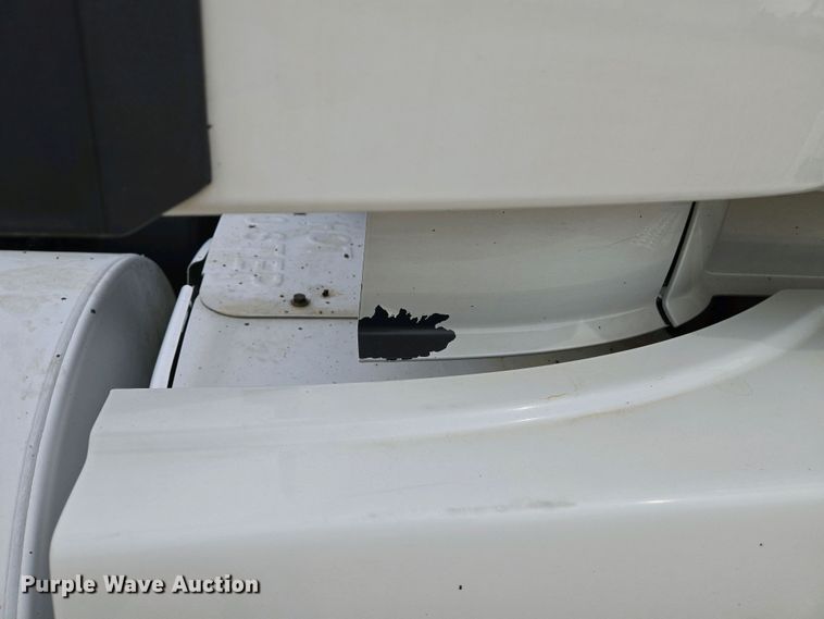 image for item EJ7478 2017 Volvo VNL semi truck