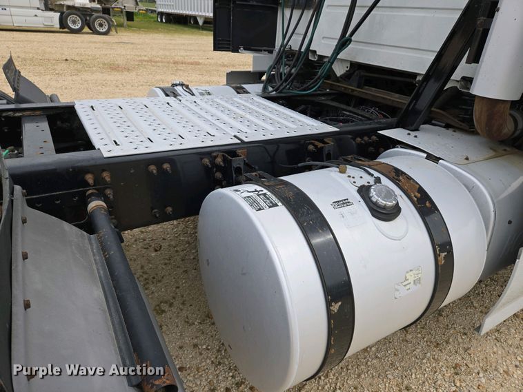 image for item EJ7478 2017 Volvo VNL semi truck