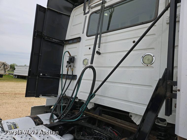 image for item EJ7478 2017 Volvo VNL semi truck