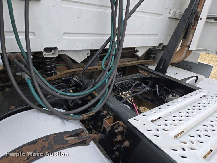 image for item EJ7478 2017 Volvo VNL semi truck