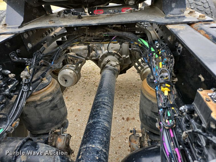 image for item EJ7478 2017 Volvo VNL semi truck