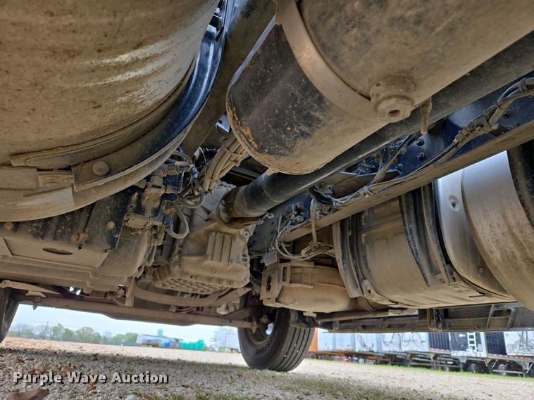 image for item EJ7478 2017 Volvo VNL semi truck