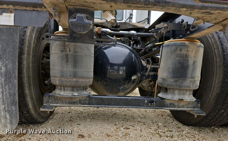 image for item EJ7478 2017 Volvo VNL semi truck