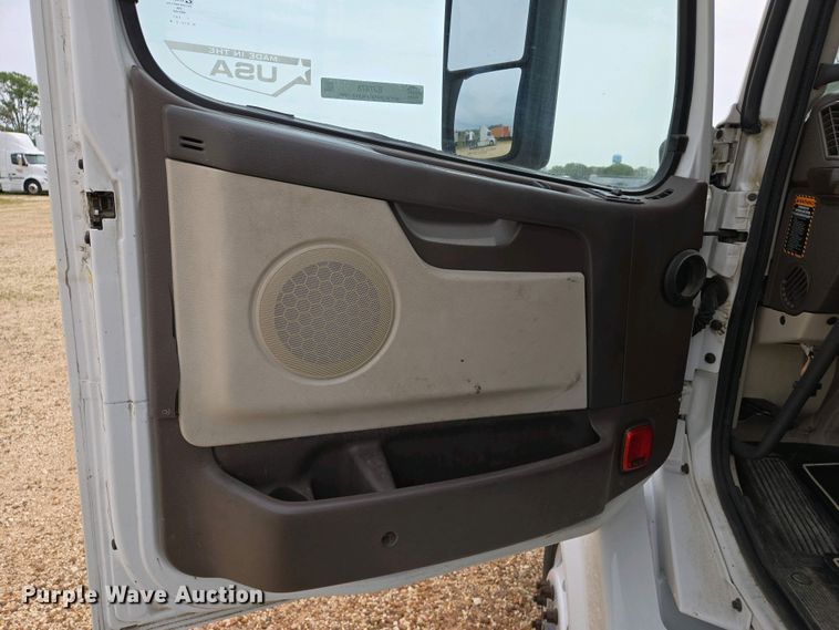 image for item EJ7478 2017 Volvo VNL semi truck