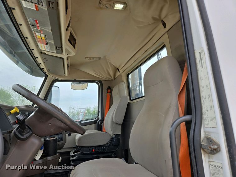 image for item EJ7478 2017 Volvo VNL semi truck