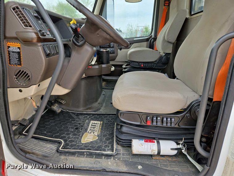 image for item EJ7478 2017 Volvo VNL semi truck