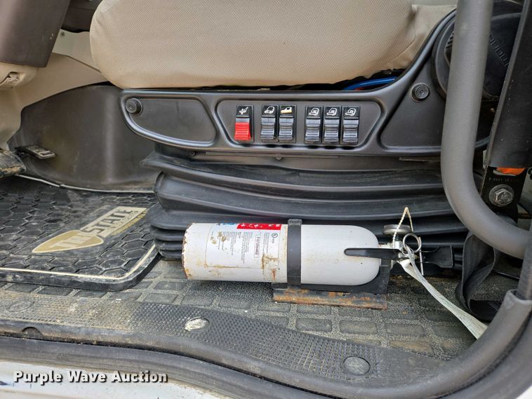 image for item EJ7478 2017 Volvo VNL semi truck