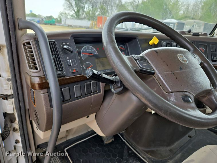 image for item EJ7478 2017 Volvo VNL semi truck