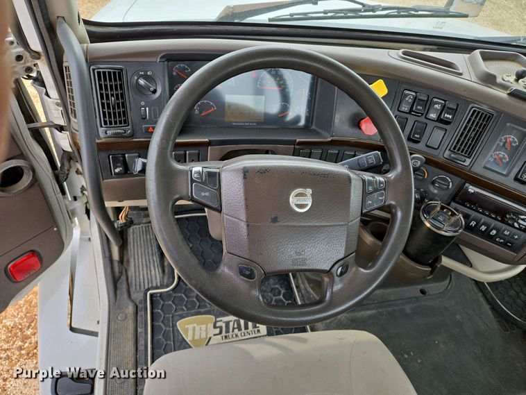 image for item EJ7478 2017 Volvo VNL semi truck