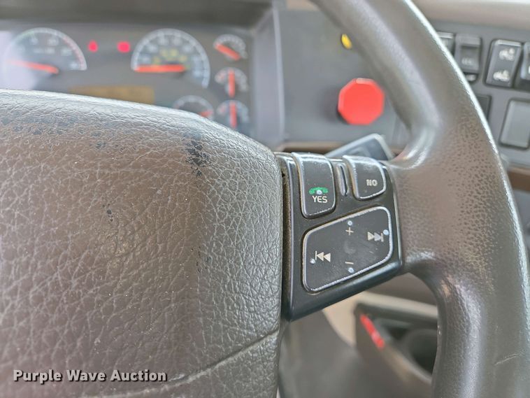 image for item EJ7478 2017 Volvo VNL semi truck