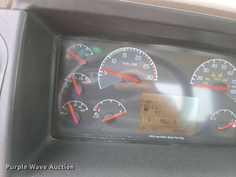 image for item EJ7478 2017 Volvo VNL semi truck