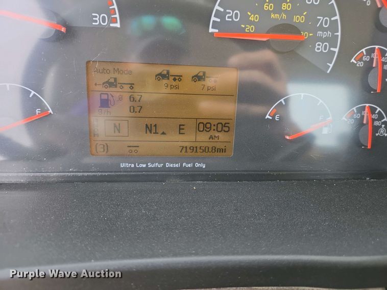 image for item EJ7478 2017 Volvo VNL semi truck