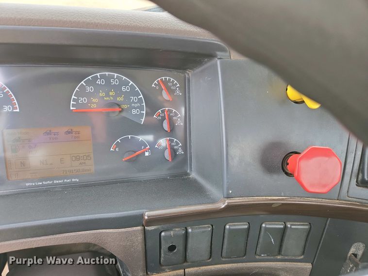 image for item EJ7478 2017 Volvo VNL semi truck