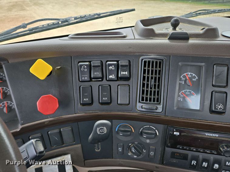 image for item EJ7478 2017 Volvo VNL semi truck