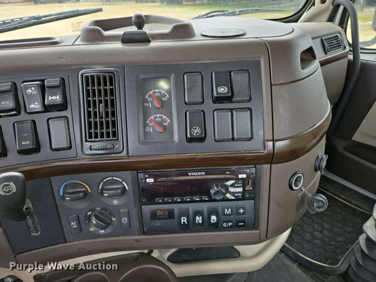 image for item EJ7478 2017 Volvo VNL semi truck