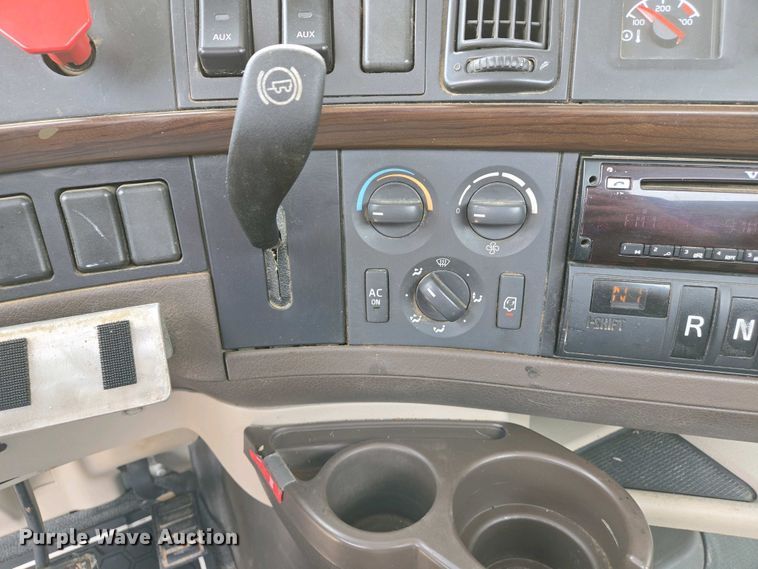 image for item EJ7478 2017 Volvo VNL semi truck