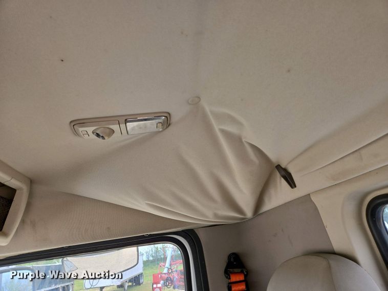 image for item EJ7478 2017 Volvo VNL semi truck