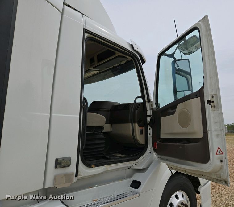 image for item EJ7478 2017 Volvo VNL semi truck