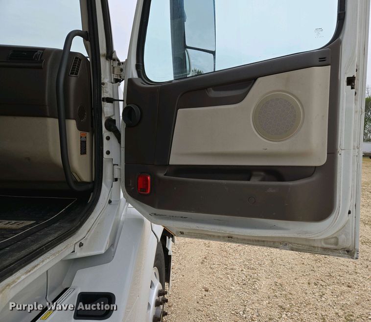 image for item EJ7478 2017 Volvo VNL semi truck