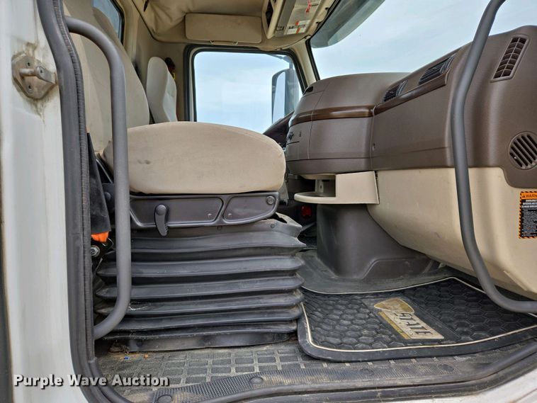 image for item EJ7478 2017 Volvo VNL semi truck