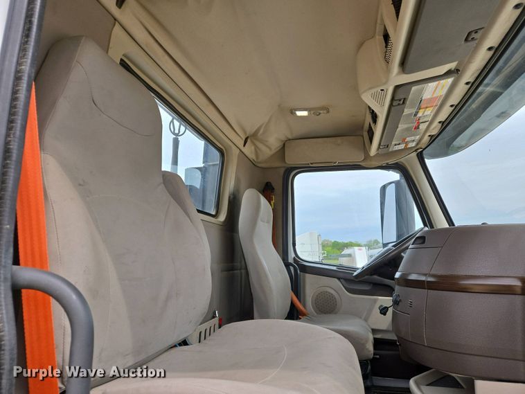 image for item EJ7478 2017 Volvo VNL semi truck