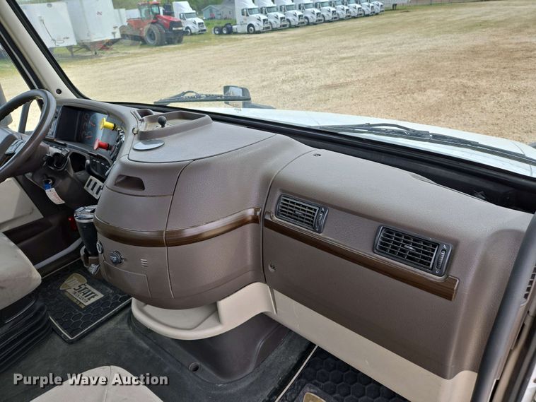 image for item EJ7478 2017 Volvo VNL semi truck