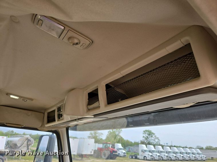 image for item EJ7478 2017 Volvo VNL semi truck