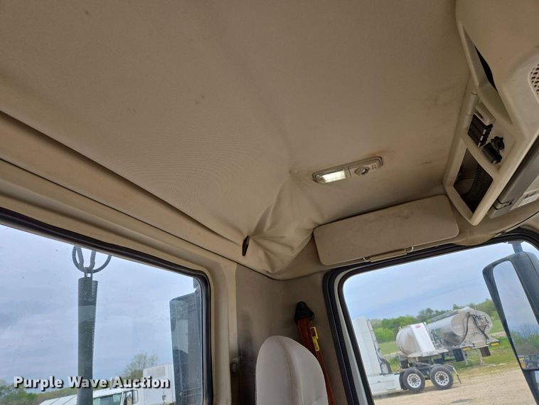 image for item EJ7478 2017 Volvo VNL semi truck