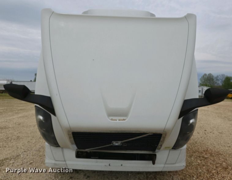image for item EJ7478 2017 Volvo VNL semi truck