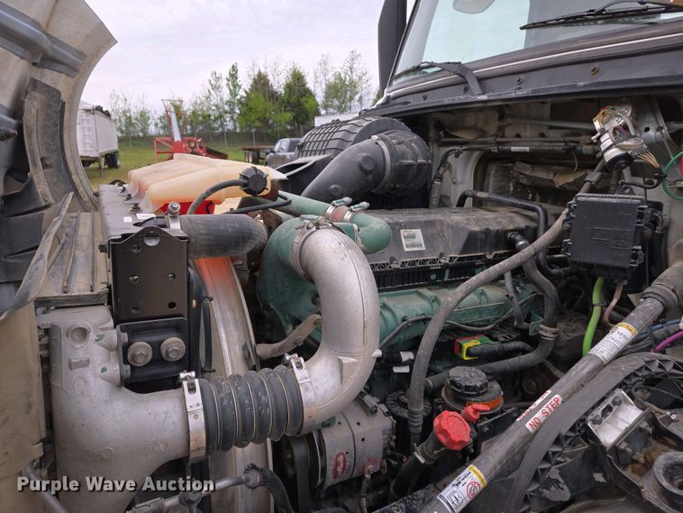 image for item EJ7478 2017 Volvo VNL semi truck