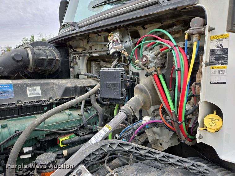 image for item EJ7478 2017 Volvo VNL semi truck