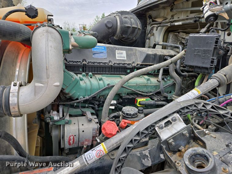 image for item EJ7478 2017 Volvo VNL semi truck