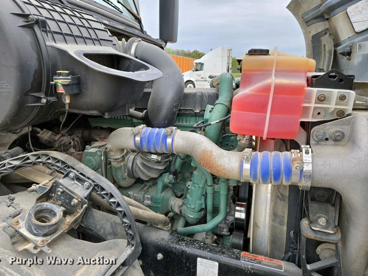 image for item EJ7478 2017 Volvo VNL semi truck