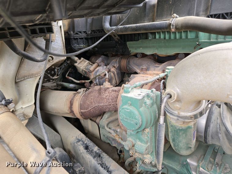 image for item EJ7478 2017 Volvo VNL semi truck