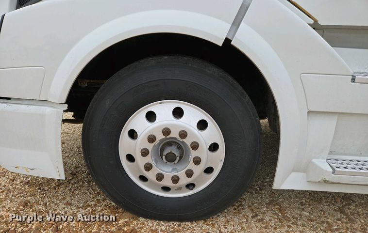 image for item EJ7478 2017 Volvo VNL semi truck