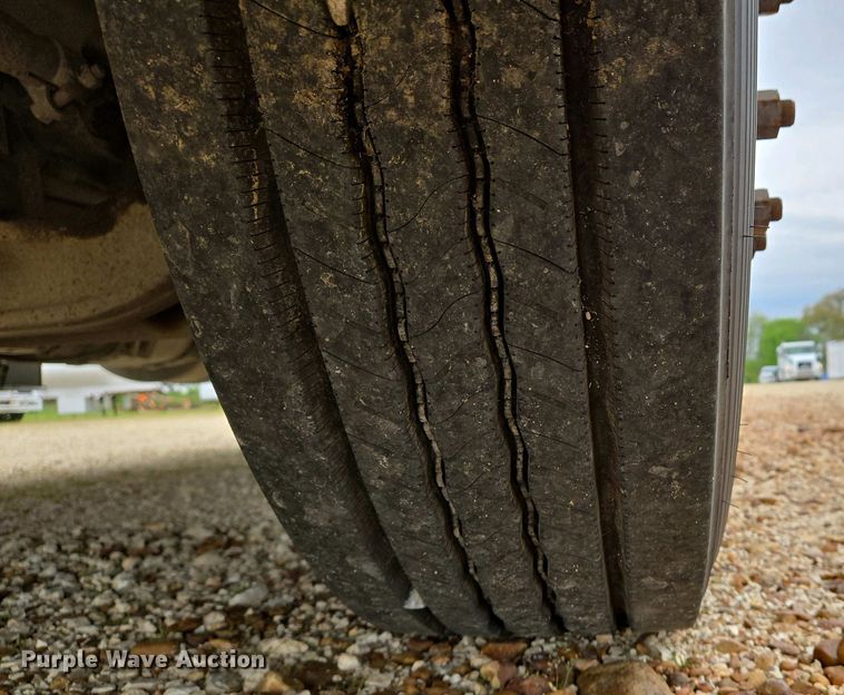 image for item EJ7478 2017 Volvo VNL semi truck