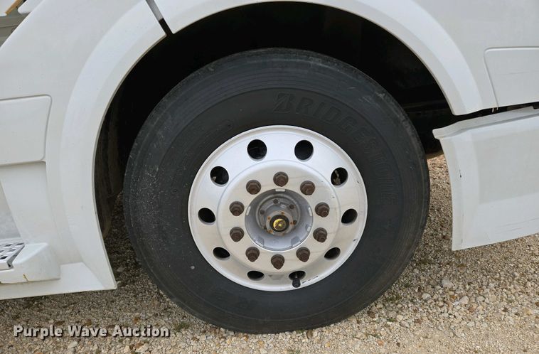 image for item EJ7478 2017 Volvo VNL semi truck