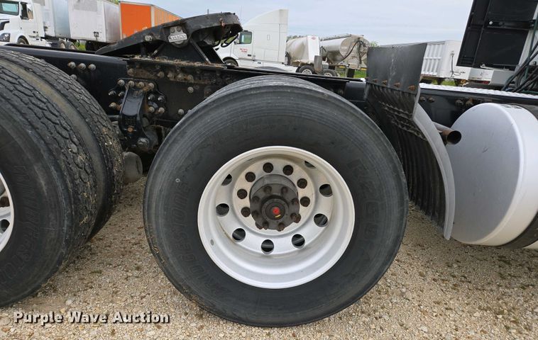 image for item EJ7478 2017 Volvo VNL semi truck