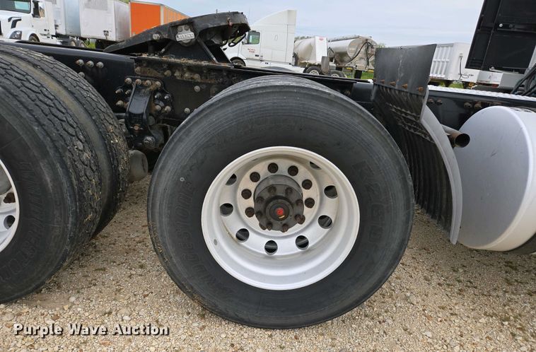 image for item EJ7478 2017 Volvo VNL semi truck