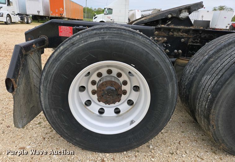 image for item EJ7478 2017 Volvo VNL semi truck