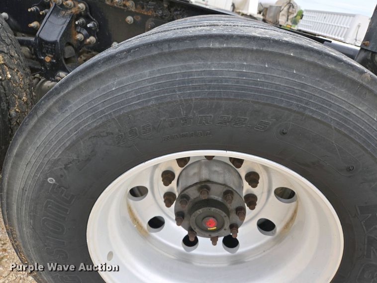 image for item EJ7478 2017 Volvo VNL semi truck