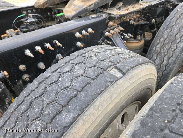 image for item EJ7478 2017 Volvo VNL semi truck