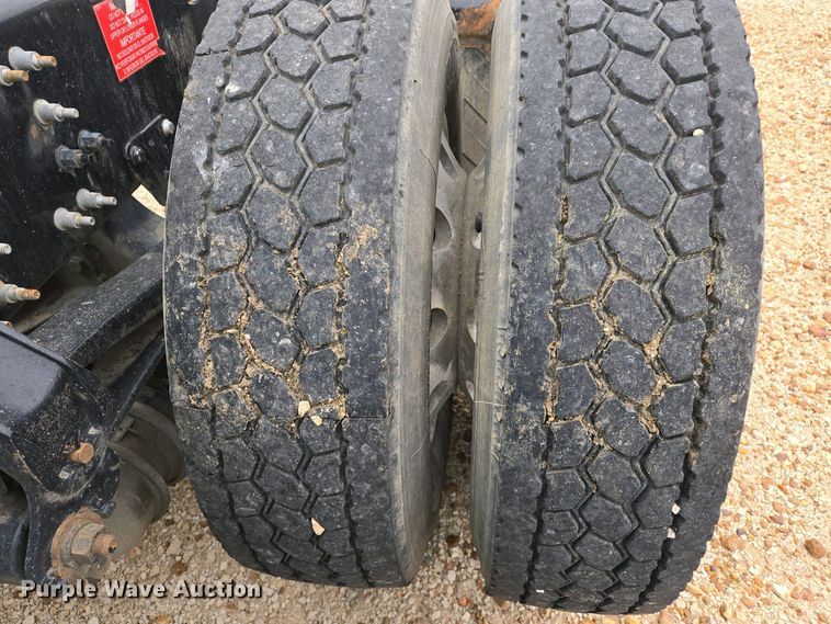 image for item EJ7478 2017 Volvo VNL semi truck